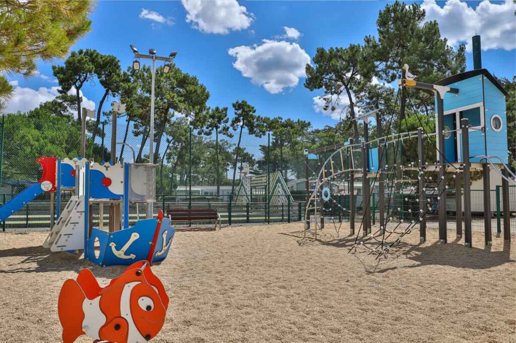 Camping familial avec accès direct plage à la tranche sur mer