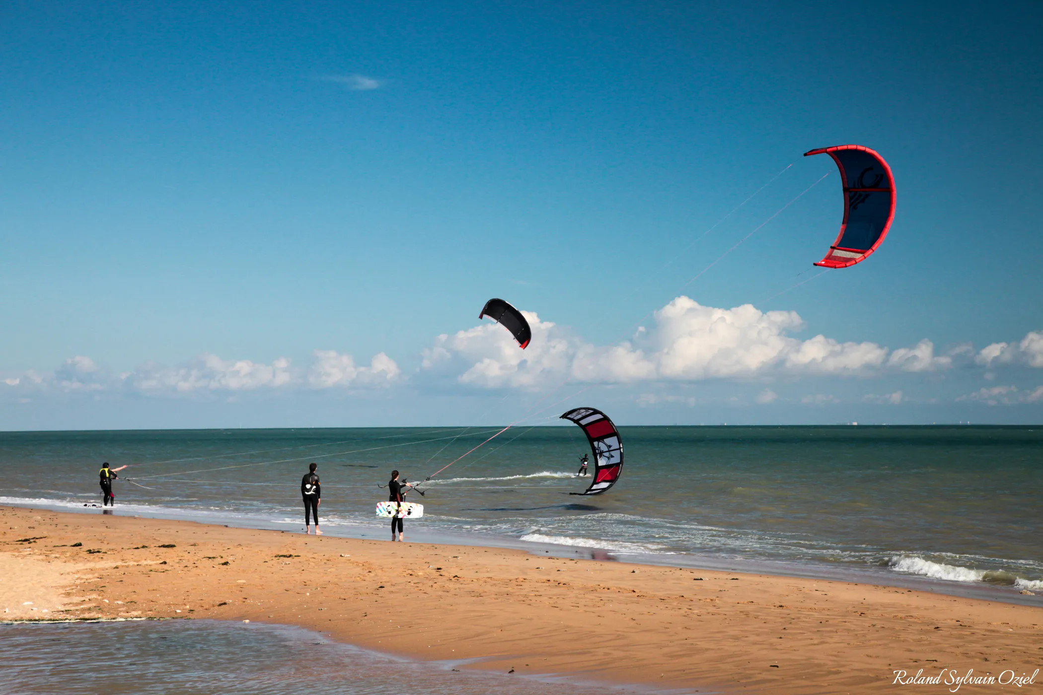 Pratique du kitesurf sur la plage de La Tranche-sur-Mer en Vendée