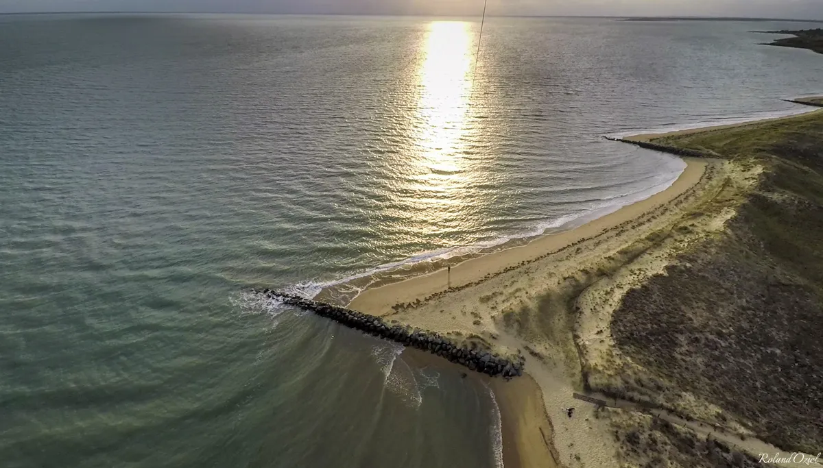 Vue aérienne de la pointe sableuse et du littoral près de La Tranche-sur-Mer en Vendée