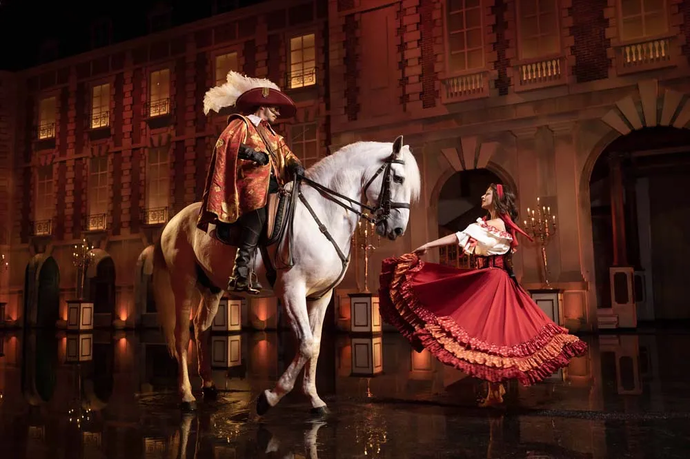 Grand parc du puy du fou pour une journée de vacances à travers les époques depuis le camping les préveils