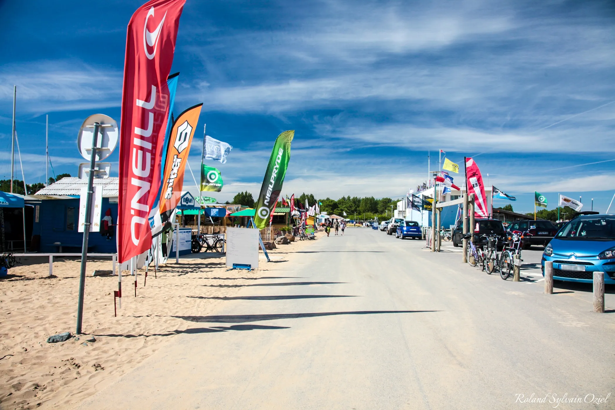 Plage de La Tranche-sur-Mer avec activités nautiques comme le windsurf ou le kitesurf et ambiance estivale